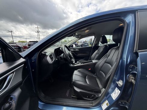 Used 2018 MAZDA MAZDA3 Touring FWD image 2