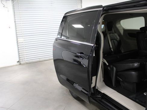 Used 2024 Chrysler Pacifica Touring-L image 34