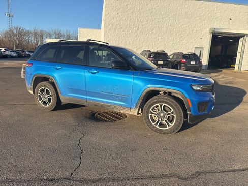 Used 2022 Jeep Grand Cherokee Trailhawk w/ Luxury Tech Group III image 9