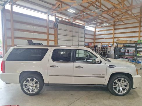 Used 2011 Cadillac Escalade ESV Platinum AWD/4WD image 9