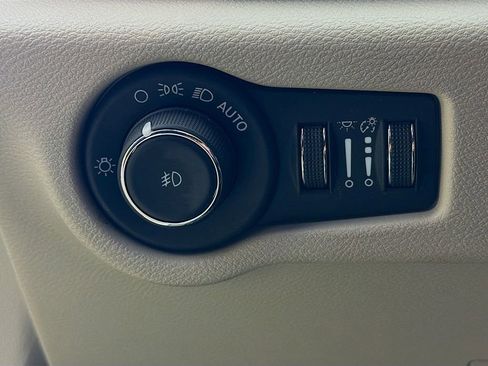 Used 2024 Chrysler Pacifica Touring-L image 28