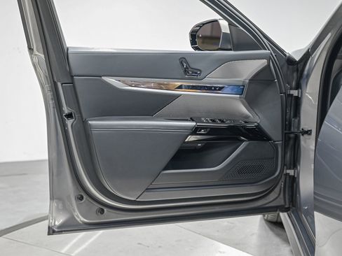 Used 2025 BMW 740i xDrive 740i xDrive image 12