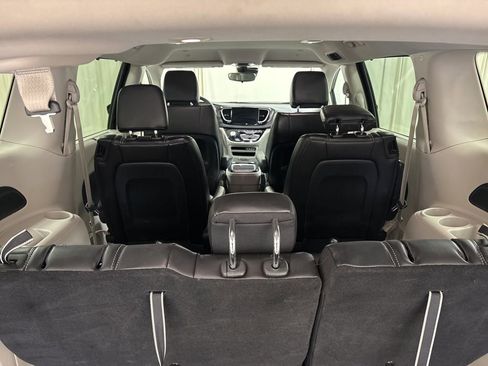Used 2024 Chrysler Pacifica Touring-L image 26