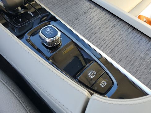 Used 2023 Volvo XC90 B5 Plus w/ Protection Package Premier image 23