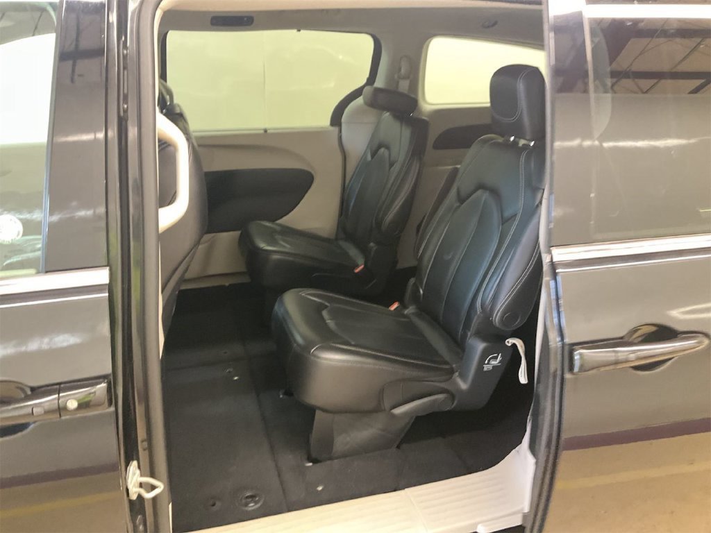 Used 2023 Chrysler Pacifica Touring-L FWD image 5