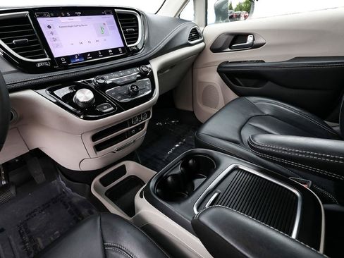 Used 2022 Chrysler Pacifica Touring-L FWD image 20