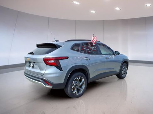 Used 2025 Chevrolet Trax LT FWD image 4