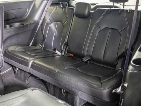 Used 2024 Chrysler Pacifica Limited FWD image 38