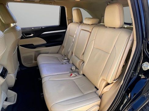 Used 2019 Toyota Highlander XLE image 23