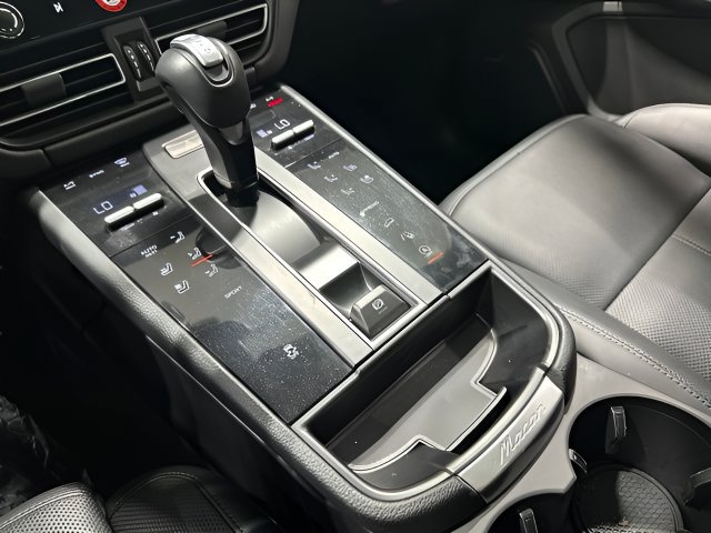 Used 2024 Porsche Macan AWD/4WD image 26