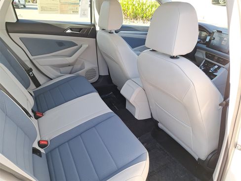 Certified 2025 Volkswagen Jetta SE w/ Sunroof Package image 11