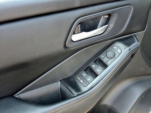 Used 2025 Nissan Rogue SV FWD image 12