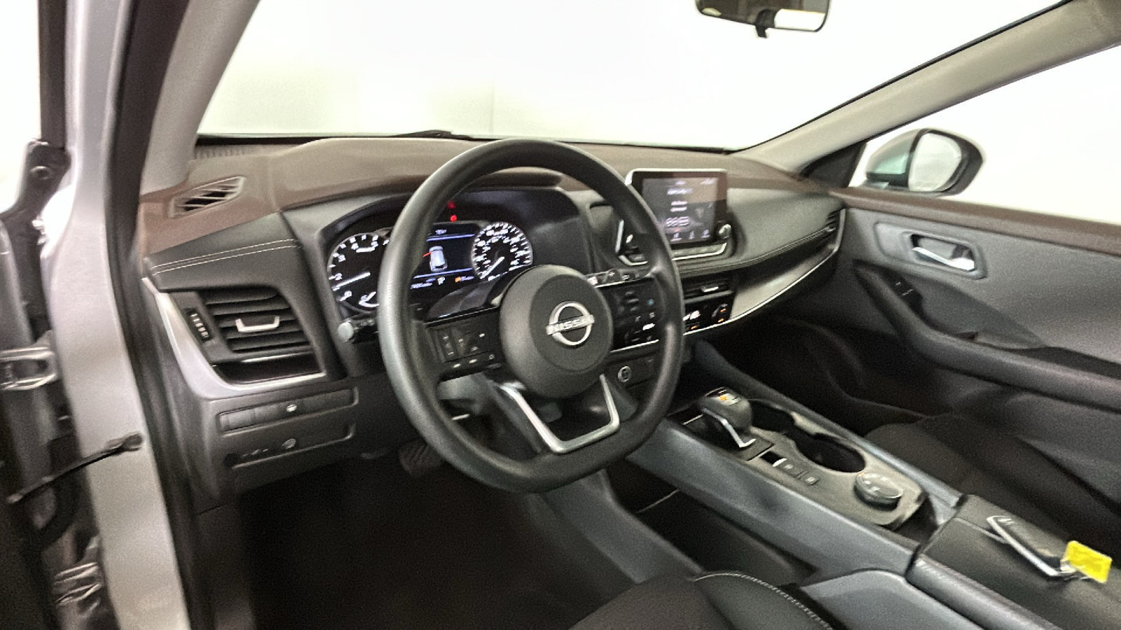 Used 2023 Nissan Rogue SV AWD/4WD image 17