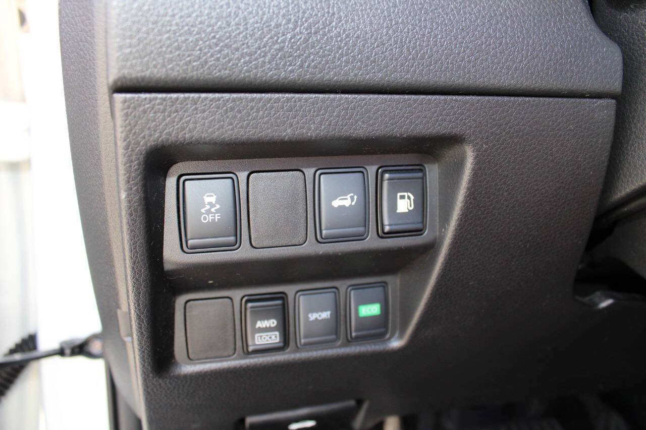 Used 2018 Nissan Rogue SV AWD/4WD image 16