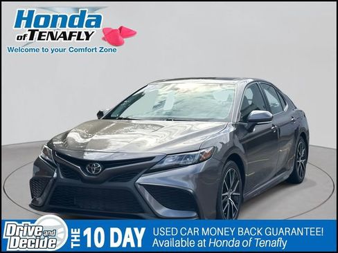Used 2023 Toyota Camry SE image 2