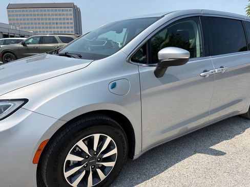 Used 2023 Chrysler Pacifica Touring-L FWD image 11