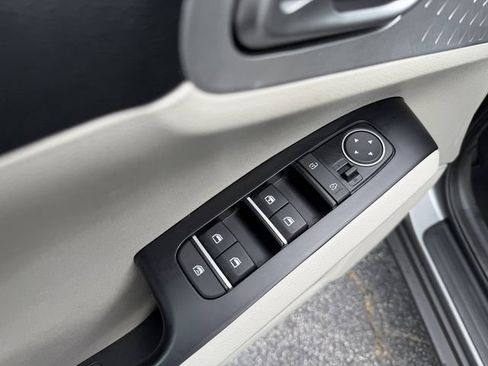 Used 2025 Kia Soul LX FWD image 10