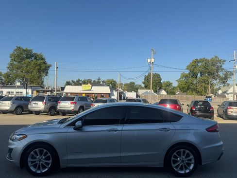 Used 2019 Ford Fusion SE image 2