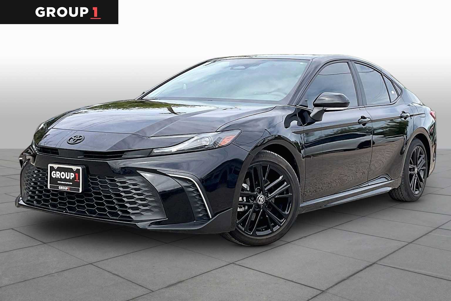 Used 2025 Toyota Camry SE w/ Convenience Package FWD image 1