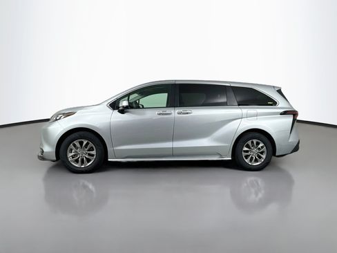 Certified 2025 Toyota Sienna LE FWD image 4