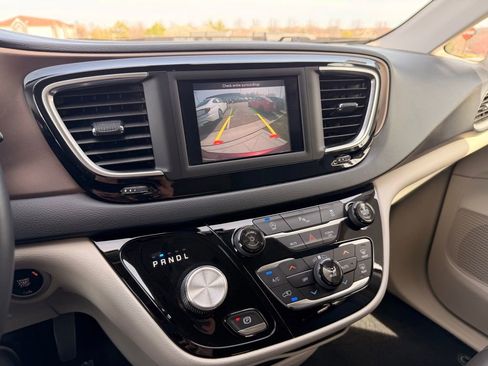 Used 2018 Chrysler Pacifica Touring-L image 19