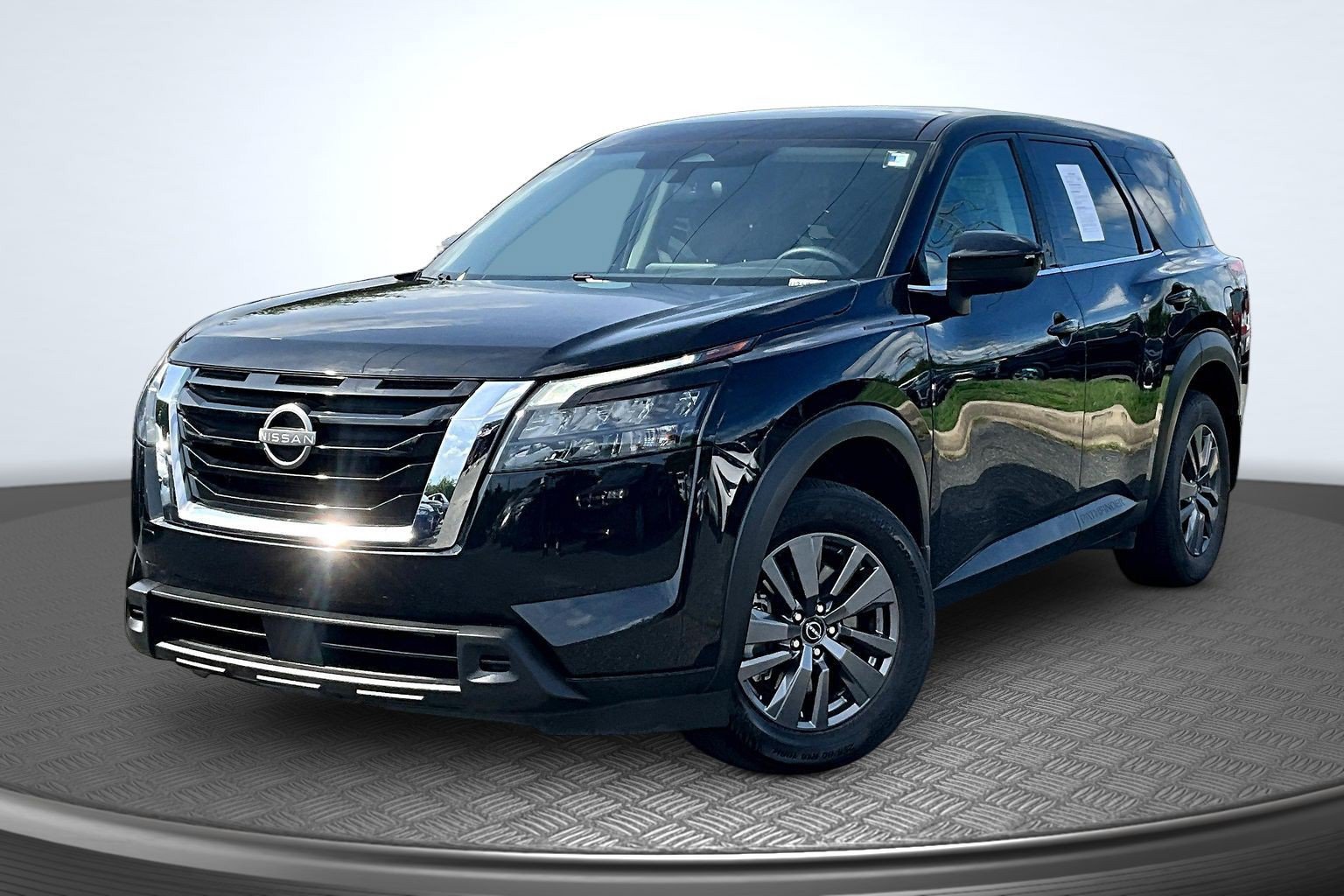 Used 2023 Nissan Pathfinder S FWD image 1