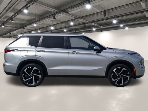 Used 2022 Mitsubishi Outlander SE image 17