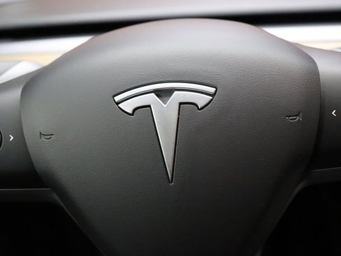 Used 2022 Tesla Model Y Long Range image 52