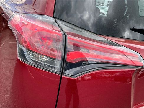Used 2018 Toyota RAV4 LE FWD image 28
