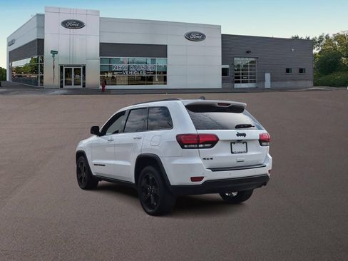 Used 2018 Jeep Grand Cherokee Laredo AWD/4WD image 7