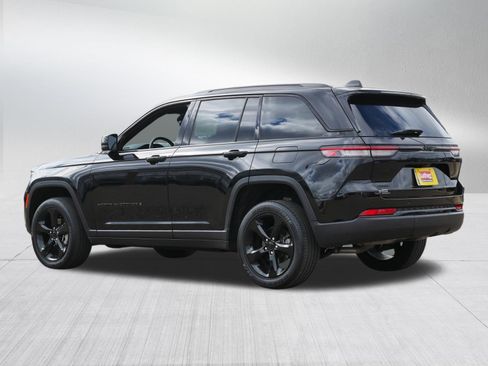 Used 2022 Jeep Grand Cherokee Altitude AWD/4WD image 5
