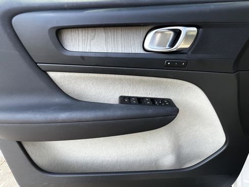 Used 2023 Volvo XC40 B5 Plus image 13