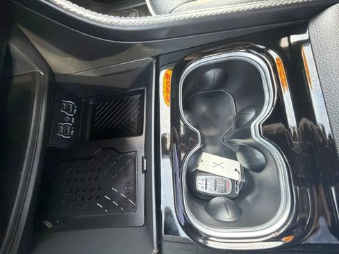 Used 2025 Chrysler Pacifica Limited FWD image 40