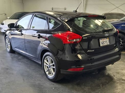 Used 2017 Ford Focus SE FWD image 2