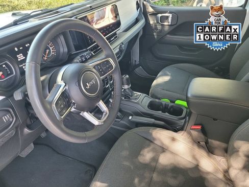 Used 2024 Jeep Wrangler Unlimited Sahara AWD/4WD image 18