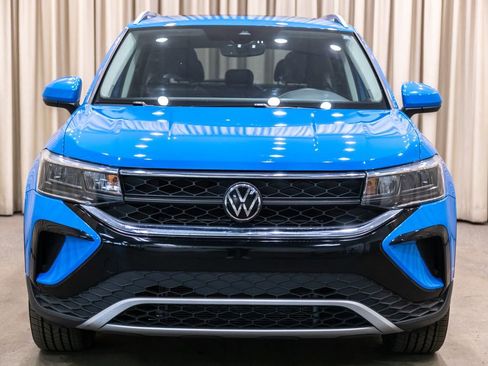 Used 2023 Volkswagen Taos SE w/ Panoramic Sunroof Package AWD/4WD image 3