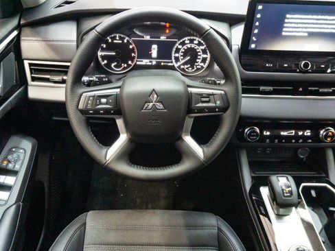 New 2025 Mitsubishi Outlander SE image 17