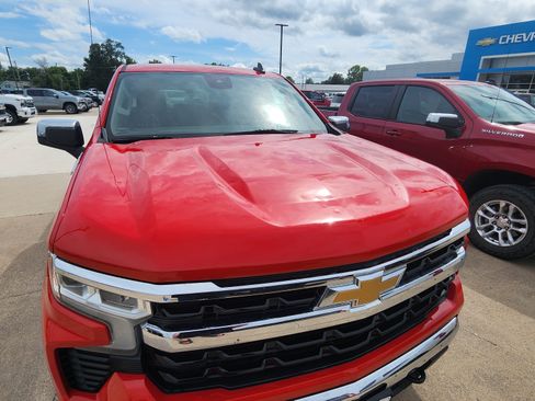 Used 2022 Chevrolet Silverado 1500 LT AWD/4WD image 3