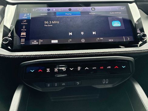 Used 2026 Jeep Cherokee Limited image 12