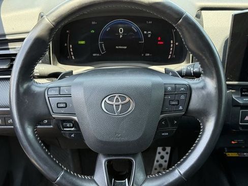 Used 2025 Toyota Camry SE FWD image 11