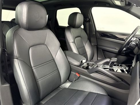 Certified 2022 Porsche Cayenne w/ Premium Package Plus image 21