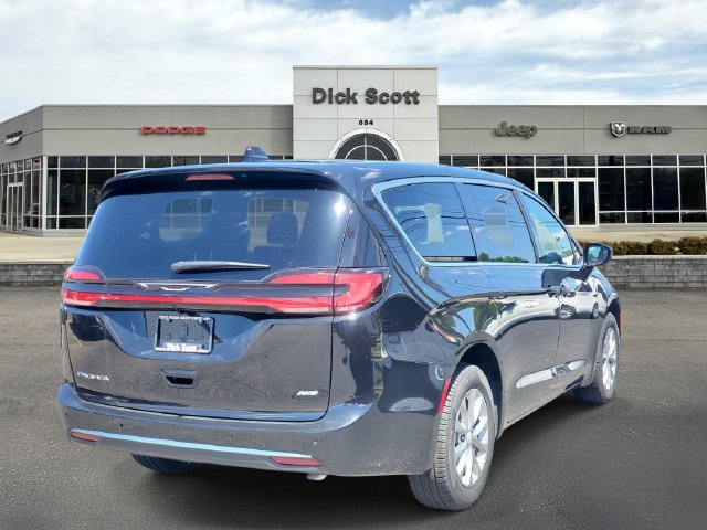 New 2027 Chrysler Pacifica Select w/ Family Tech Group AWD/4WD image 5