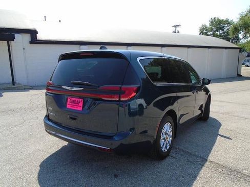 Used 2025 Chrysler Pacifica Select FWD image 25