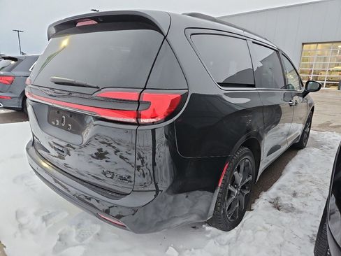 Used 2022 Chrysler Pacifica Limited w/ Uconnect Theater Family Group image 7