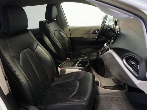 Used 2018 Chrysler Pacifica Touring-L w/ Tire & Wheel Group image 23