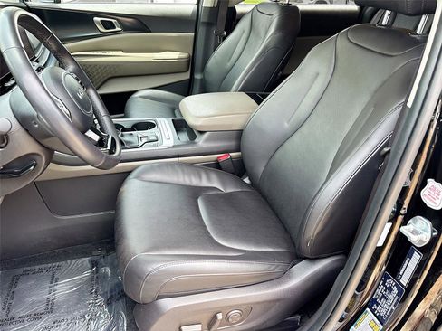 Used 2025 Kia Carnival FWD image 22