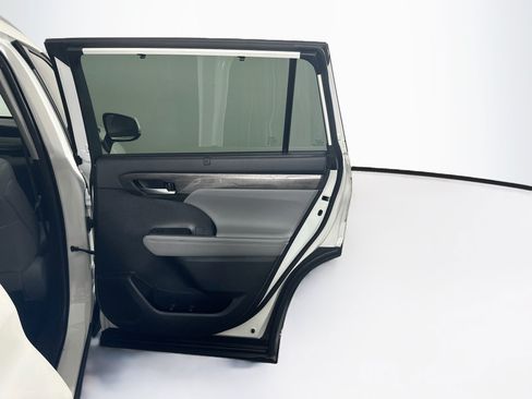 Used 2021 Toyota Highlander Platinum FWD image 34