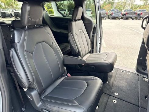 New 2026 Chrysler Pacifica Select image 19