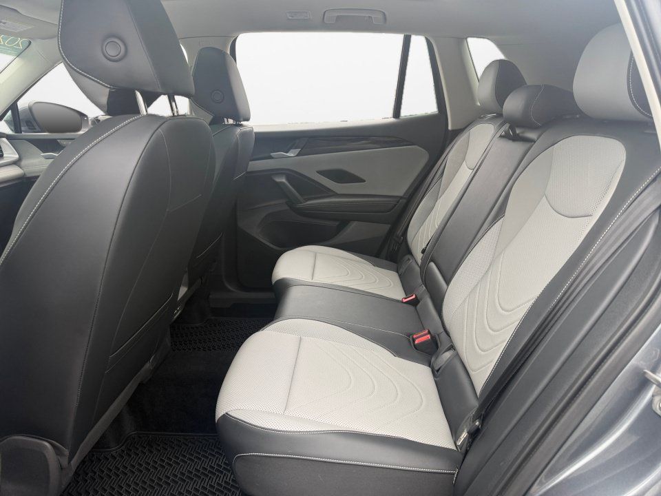 Certified 2026 Volkswagen Tiguan SE w/ Panoramic Sunroof Package AWD/4WD image 13