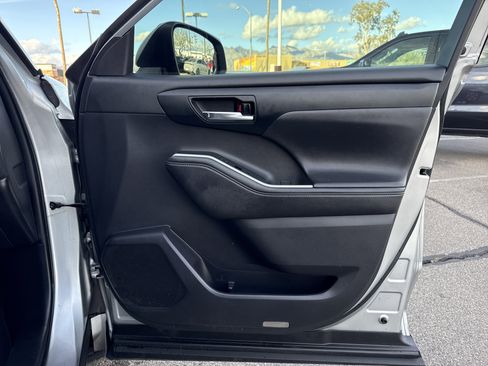 Used 2020 Toyota Highlander XLE image 27